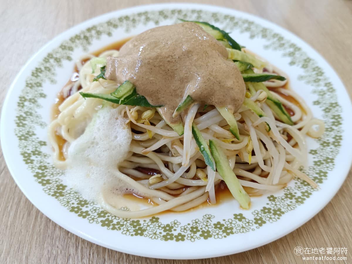 屏東任家涼麵 松山美食 台灣小吃 涼麵 蛋花湯 民生社區美食 涼麵小的 60 元 因為我們第一次來,所以先點小的,但有點後悔,因為只差 10 元就能升級成大的,建議直接點大的會比較划算。 @在地老饕阿府
