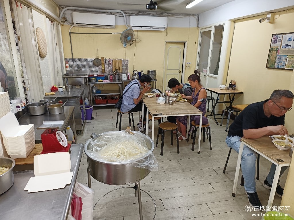 屏東任家涼麵 松山美食 台灣小吃 涼麵 蛋花湯 民生社區美食 店內的環境非常乾淨,分為室內和室外的座位,天氣比較熱,所以我們坐在室內,室內冷氣開得非常涼爽。不怕熱的人也可以坐在室外,享受民生社區安靜的環境。 @在地老饕阿府