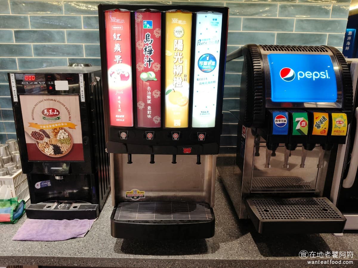 這一小鍋台北南港店 這一小鍋台北南港店菜單 這一小鍋台北南港店推薦 南港區美食 南港美食 飲料區 飲料的種類蠻多的,有提供蘋果汁、烏梅汁、柳橙汁、可爾必思、百事可樂、七喜、橘子汽水、立頓檸檬紅茶,還有馬玉山品牌的紅豆牛奶、法式奶茶、義式香濃拿鐵。 @在地老饕阿府
