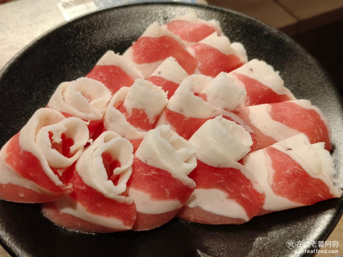 這一小鍋台北南港店 這一小鍋台北南港店菜單 這一小鍋台北南港店推薦 南港區美食 南港美食 培根牛肉 油花比例較高,吃起來油香明顯,口感比梅花豬嫩,但油脂感較重,搭配味道夠重的沾醬比較平衡。 @在地老饕阿府