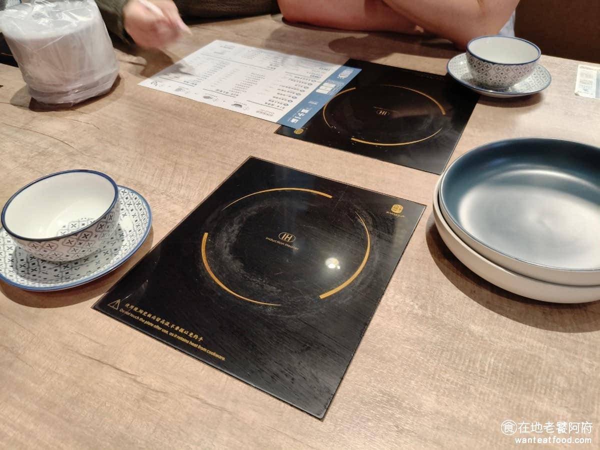 這一小鍋台北南港店 這一小鍋台北南港店菜單 這一小鍋台北南港店推薦 南港區美食 南港美食 用餐是一人一鍋,若要共鍋需加收 90 元,不收服務費,但每人酌收 20 元清潔費,含 110 公分以上兒童。點套餐皆附蔬菜盤,若不需要,也可以換成肉盤。 @在地老饕阿府