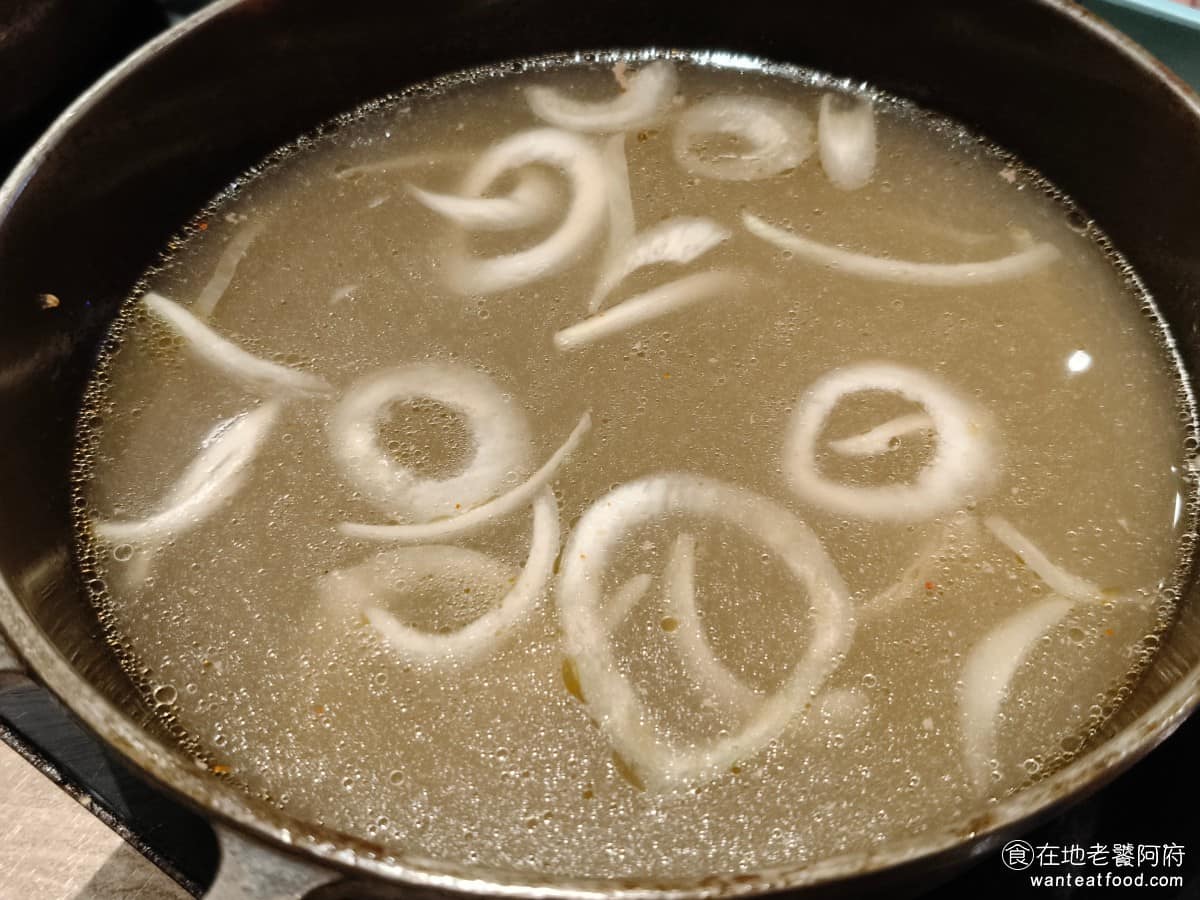 這一小鍋台北南港店 這一小鍋台北南港店菜單 這一小鍋台北南港店推薦 南港區美食 南港美食 石頭鍋 有麻油香氣,喝來清甜順口,是多數人推薦的基本款,不油不膩,但其實香氣完全不夠,屬於超清淡的石頭鍋。 @在地老饕阿府