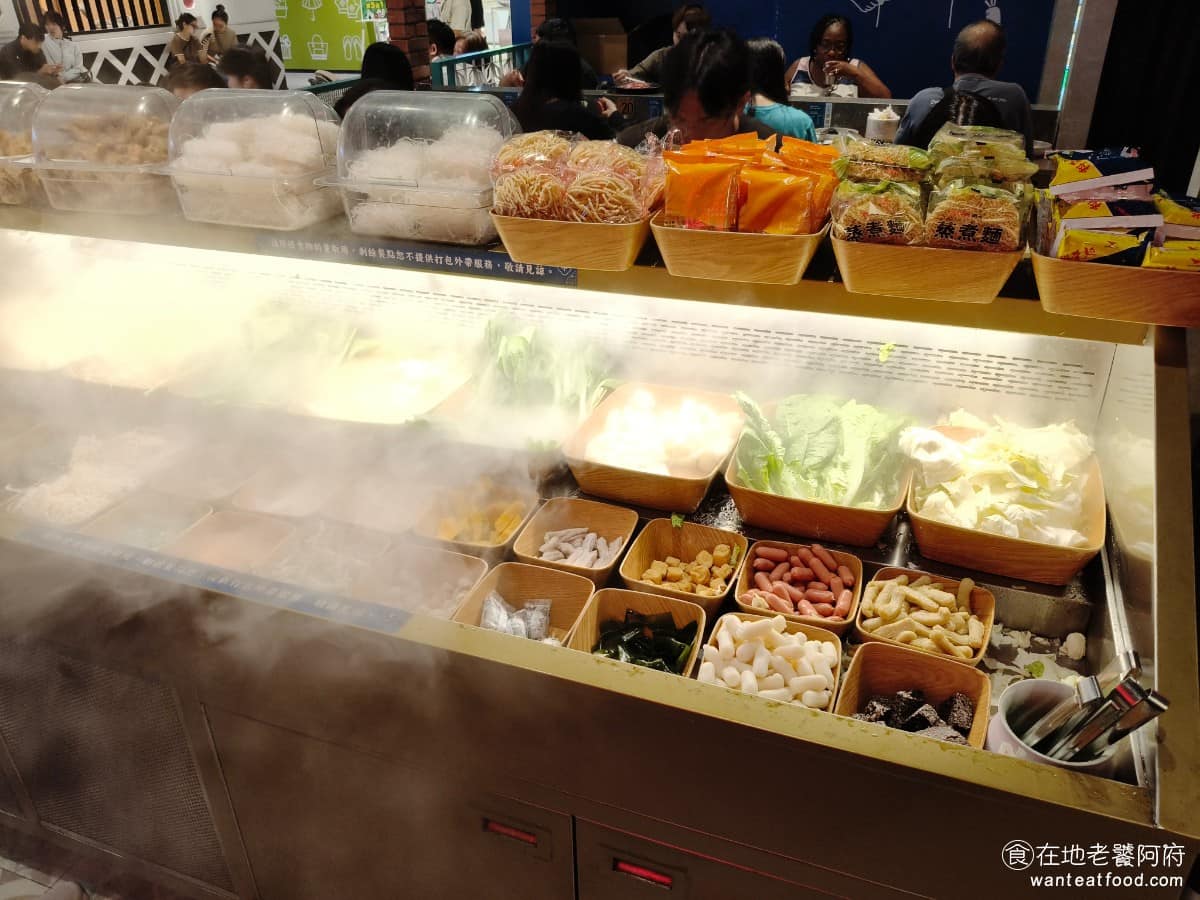 這一小鍋台北南港店 這一小鍋台北南港店菜單 這一小鍋台北南港店推薦 南港區美食 南港美食 《這一小鍋 台北南港店》的優勢,就是便宜的價格,就能有無限吃的火鍋料自助吧,是這間最大的特色,火鍋料的種類也非常齊全。有甜不辣、豬血糕、小香腸、年糕、海帶、燕餃、貢丸、豆腐、紅蘿蔔、蓮藕、黑木耳、凍豆腐、玉米。 @在地老饕阿府