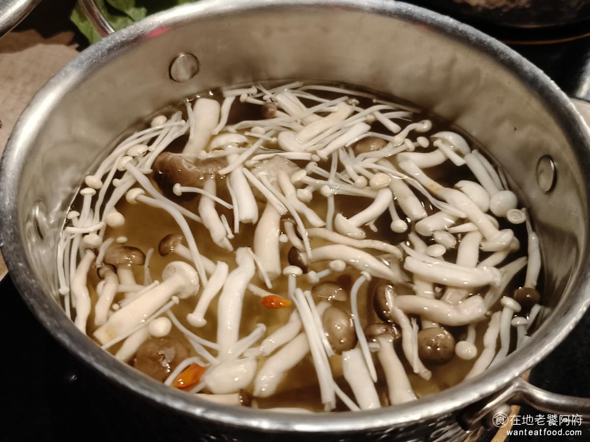 這一小鍋台北南港店 這一小鍋台北南港店菜單 這一小鍋台北南港店推薦 南港區美食 南港美食 菌菇鍋 湯頭非常清爽,單純只有加入大量的香菇,喝起來其實有點普通還,不如自己去自助吧拿買菌菇加入。 @在地老饕阿府
