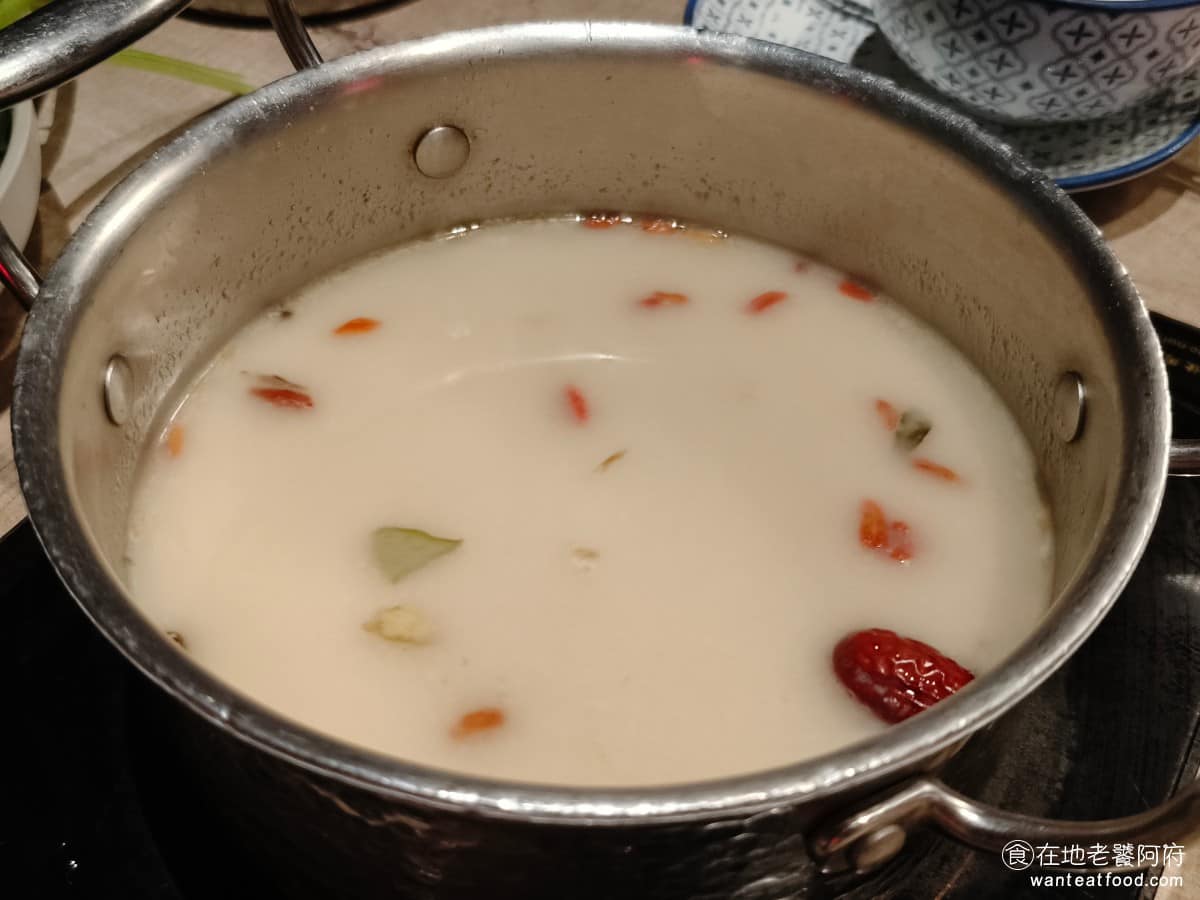 這一小鍋台北南港店 這一小鍋台北南港店菜單 這一小鍋台北南港店推薦 南港區美食 南港美食 老火鍋 豬大骨、雞骨,加數十種漢方中藥材,慢火熬製湯色偏白,有胡椒和中藥清香。一開始味道不算重,但隨著食材下鍋,會越來越濃,喝起來暖胃,冬天很適合點這款。 @在地老饕阿府