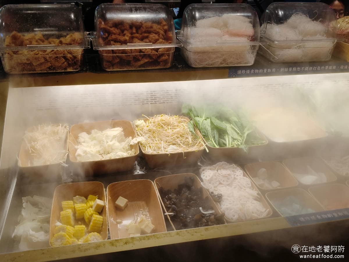 這一小鍋台北南港店 這一小鍋台北南港店菜單 這一小鍋台北南港店推薦 南港區美食 南港美食 冷氣櫃會一直打乾冰出來,視覺上看起來,非常有效果。 @在地老饕阿府