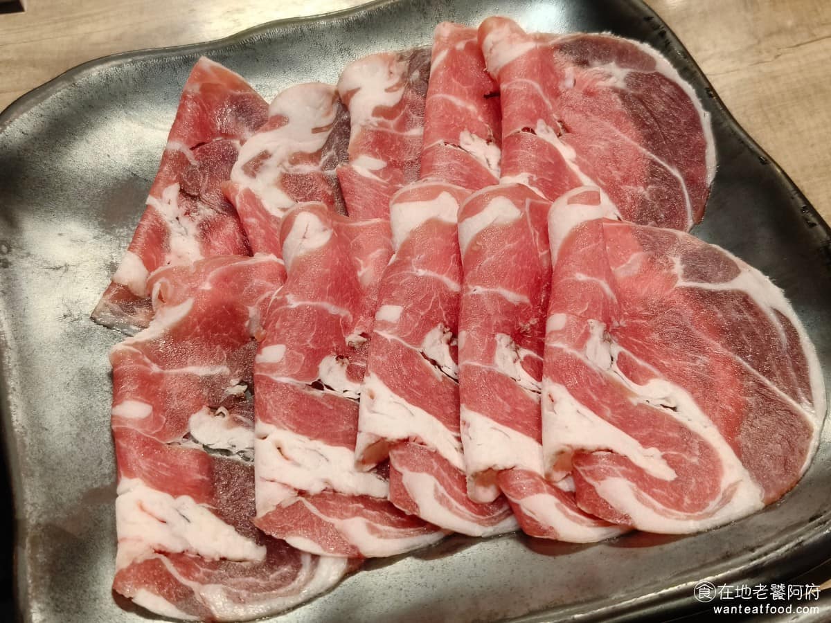 這一小鍋台北南港店 這一小鍋台北南港店菜單 這一小鍋台北南港店推薦 南港區美食 南港美食 羊肉 吃起來新鮮,口感軟嫩切得比較薄,所以肉質不會太硬,羊騷味也不會太重。 @在地老饕阿府