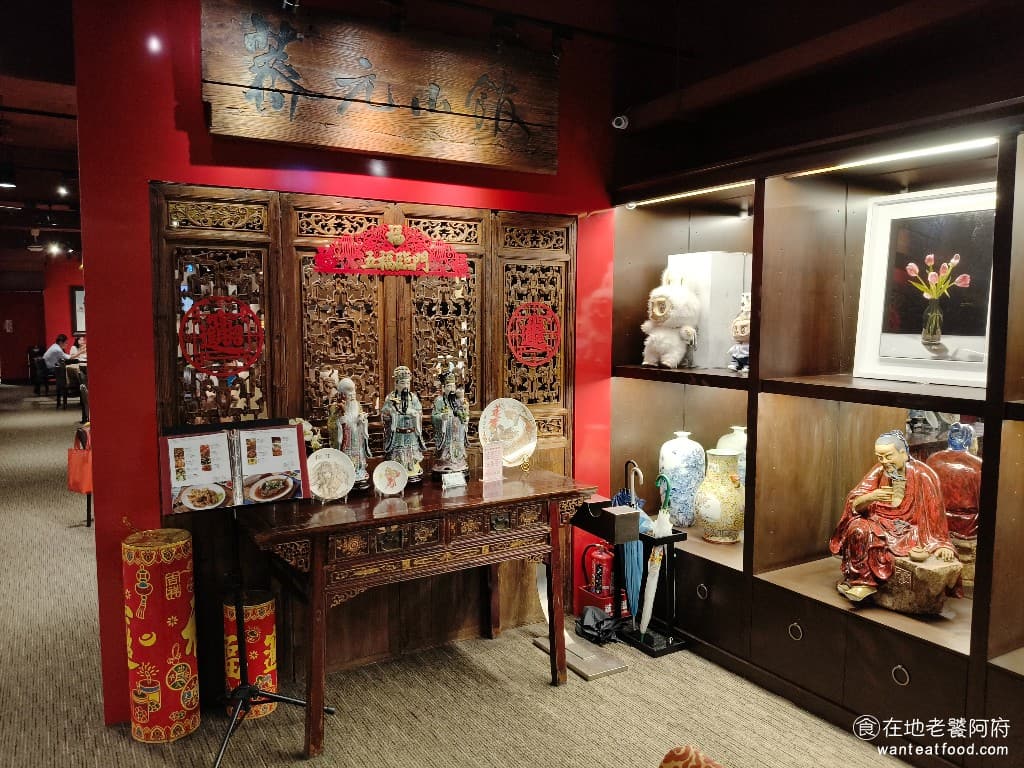 薺元小館 薺元小館菜單 薺元小館推薦 松山區美食 松山美食 台北小巨蛋美食 中式料理 江浙菜 熱炒 走進店裡會覺得自己好像走進了傳統藝品店。玄關擺放著各種古色古香的擺設,牆上掛著藝術品,甚至還能看到一些潮流玩具公仔。 @在地老饕阿府