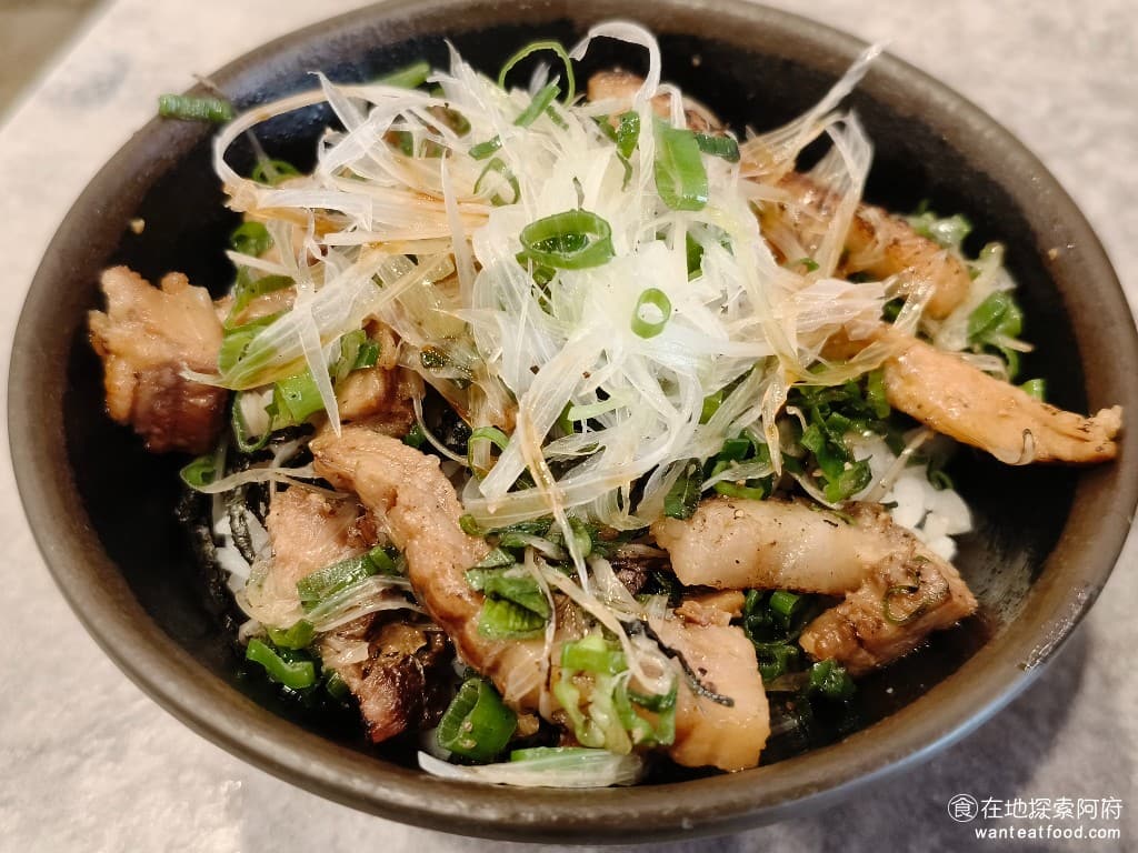 東京油組總本店 台北敦南組 台北敦南組菜單 台北敦南組價格 大安區美食 大安美食 忠孝敦化美食 叉燒飯 如果覺得單吃麵吃不飽,可以再加點一份叉燒飯,叉燒飯上面經過燒烤,吃起來該有著燒烤的香味。 @在地老饕阿府