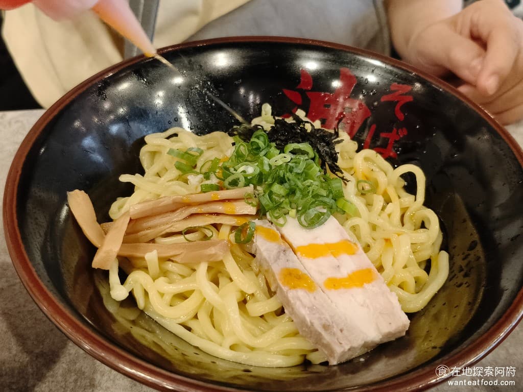 東京油組總本店 台北敦南組 台北敦南組菜單 台北敦南組價格 大安區美食 大安美食 忠孝敦化美食 個人推薦白醋可以加多一點,會讓整碗乾拌麵增添醋的香味,吃起來會更開胃,香油因為帶有一點辣,而且加太多會覺得吃起來變得更油,所以不太推薦加太多。備註: 其實底下的醬汁,本身就已經偏油了。 @在地老饕阿府