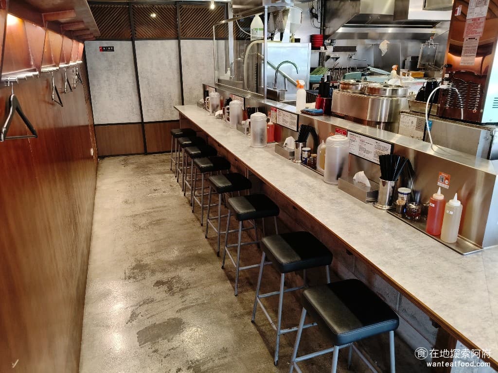 東京油組總本店 台北敦南組 台北敦南組菜單 台北敦南組價格 大安區美食 大安美食 忠孝敦化美食 《東京油組總本店 台北敦南組》也非常貼心,每個座位都有衣架可以掛外套,座位下方還會有置物籃,店內提供的水都是竹炭水,所以水喝起來也非常清爽。 @在地老饕阿府