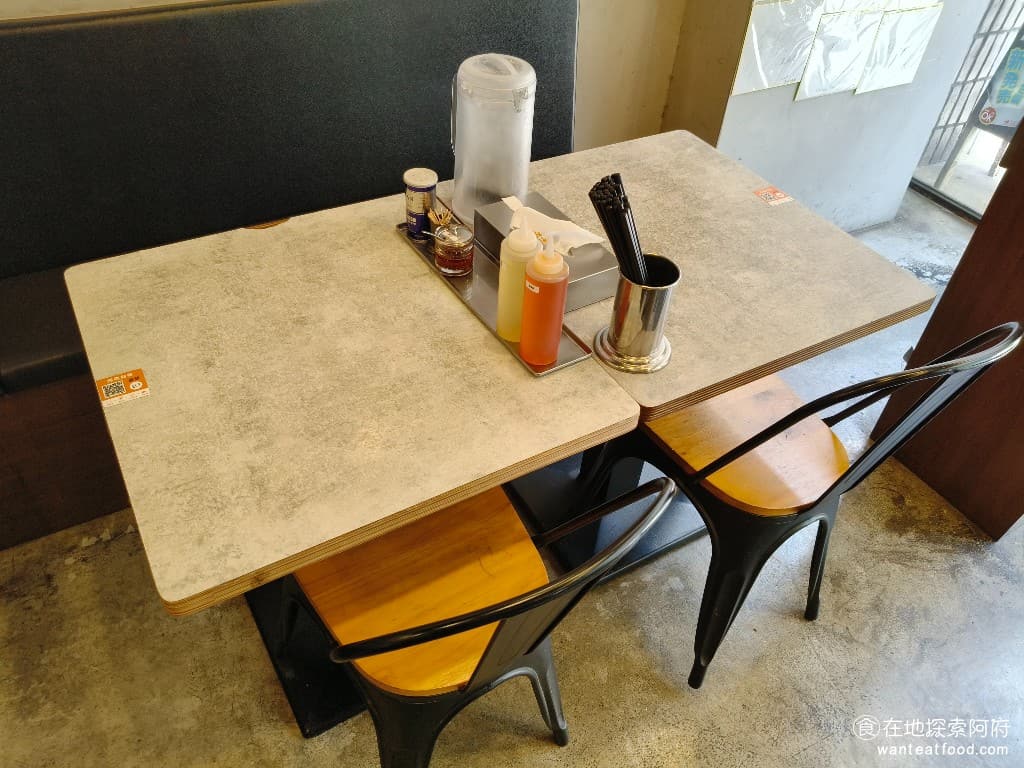 東京油組總本店 台北敦南組 台北敦南組菜單 台北敦南組價格 大安區美食 大安美食 忠孝敦化美食 座位區的桌椅,半邊是沙發椅,桌面非常寬敞,坐起來非常舒適,只不過半邊的沙發椅高度有一點太高了,感覺是設計得不太好。 @在地老饕阿府