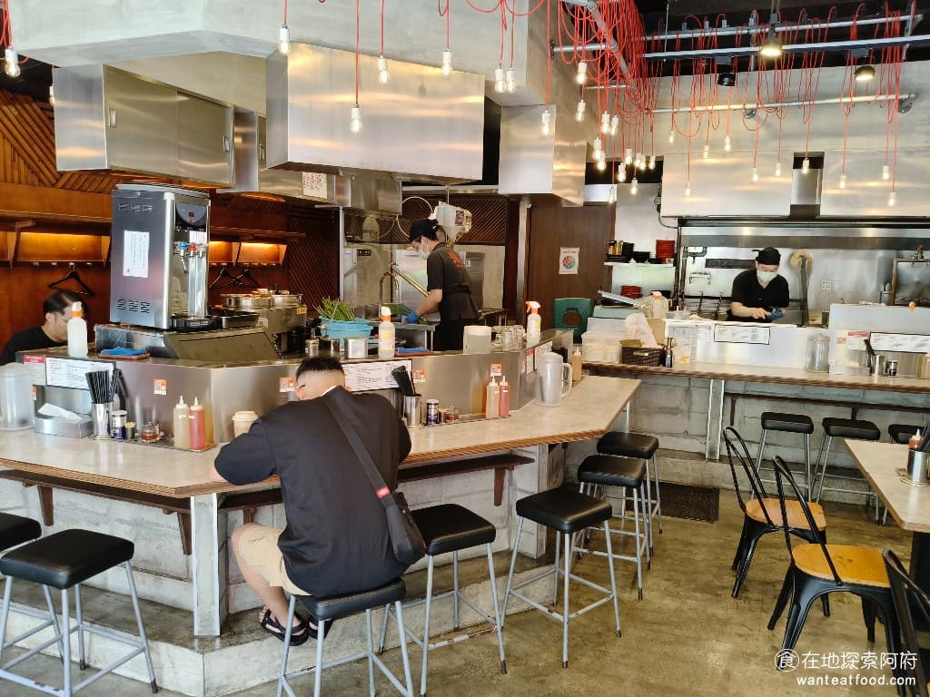 東京油組總本店 台北敦南組 台北敦南組菜單 台北敦南組價格 大安區美食 大安美食 忠孝敦化美食 店內還有一個小冰箱,除了賣各種飲料之外還賣酒,非常有日本拉麵店的感覺。在日本很多拉麵店都會賣著啤酒,日本人很喜歡拉麵配著啤酒一起吃。 @在地老饕阿府