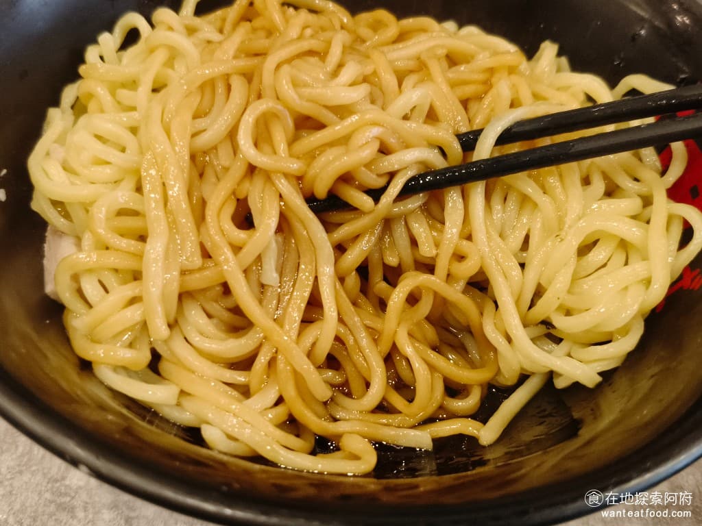 東京油組總本店 台北敦南組 台北敦南組菜單 台北敦南組價格 大安區美食 大安美食 忠孝敦化美食 底下的醬汁是以醬油為基底,味道還蠻鹹的,完全是日本道地的口味,所以店家有提供白開水,避免覺得太鹹。 @在地老饕阿府