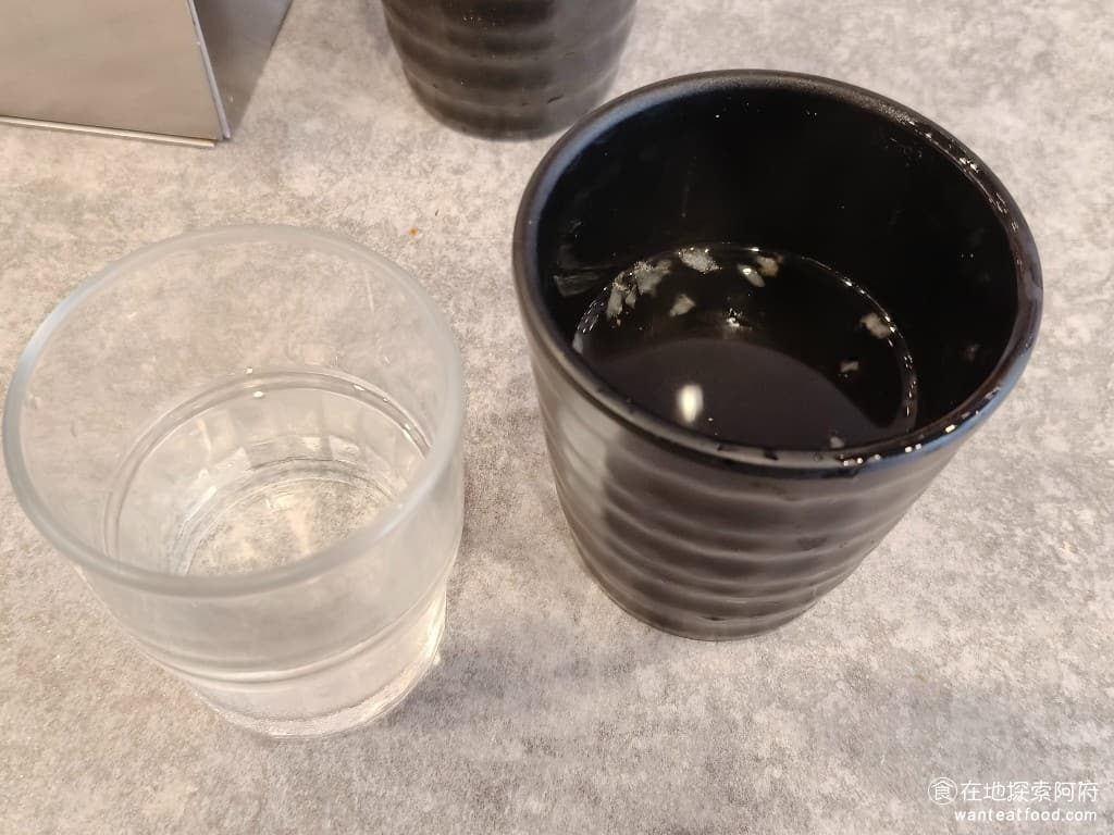 東京油組總本店 台北敦南組 台北敦南組菜單 台北敦南組價格 大安區美食 大安美食 忠孝敦化美食 店內有提供白開水和清湯。這兩個都是要配著麵一起吃的,如果覺得麵吃起來太乾,可以配旁邊的清湯一起吃,這個湯是可以無限續的。 @在地老饕阿府