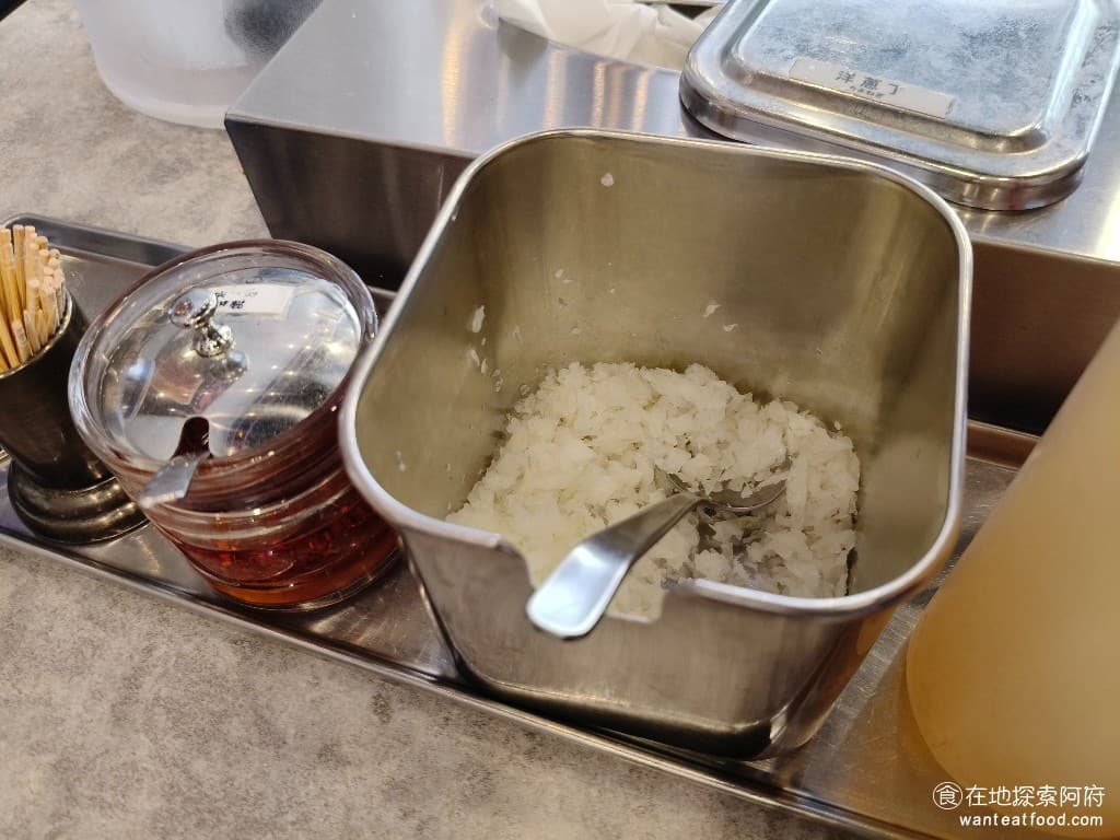 東京油組總本店 台北敦南組 台北敦南組菜單 台北敦南組價格 大安區美食 大安美食 忠孝敦化美食 還有提供洋蔥丁和辣椒醬。 @在地老饕阿府