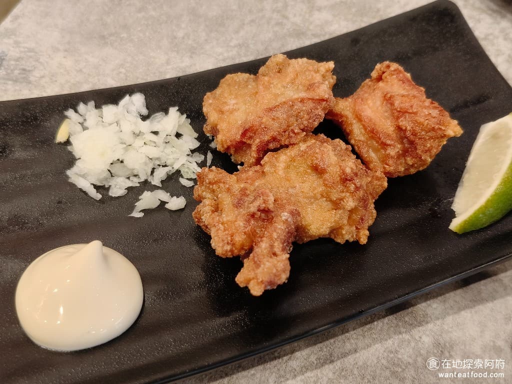 東京油組總本店 台北敦南組 台北敦南組菜單 台北敦南組價格 大安區美食 大安美食 忠孝敦化美食 日式炸雞 炸雞的外皮炸得非常酥脆,裡面的肉質鮮嫩多汁,吃起來完全不會油膩,搭配旁邊的美乃滋,非常好吃。唯一的缺點就是感覺炸的時間比較久,所以整體吃起來會比較硬。 @在地老饕阿府