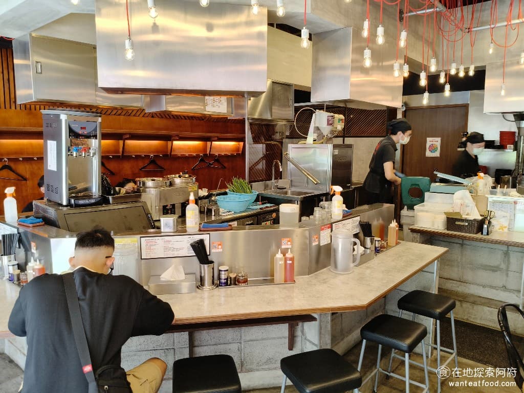 東京油組總本店 台北敦南組 台北敦南組菜單 台北敦南組價格 大安區美食 大安美食 忠孝敦化美食 走進店內可以感受到濃濃的日式氛圍,店內的空間還蠻大的,總共有三十幾個座位,分成吧台區和座位區。 @在地老饕阿府