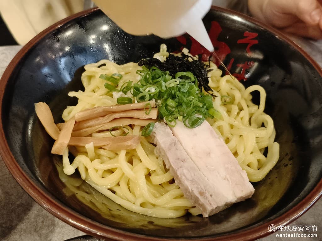 東京油組總本店 台北敦南組 台北敦南組菜單 台北敦南組價格 大安區美食 大安美食 忠孝敦化美食 《東京油組總本店 台北敦南組》的調味料有兩種,一個是醋,一個是香油。如果選的是大盛,店家會說兩種調味料各轉三圈。並盛則是各轉兩圈。 @在地老饕阿府