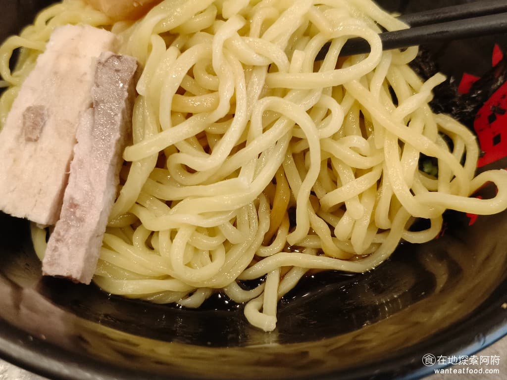 東京油組總本店 台北敦南組 台北敦南組菜單 台北敦南組價格 大安區美食 大安美食 忠孝敦化美食 麵條使用的是比較粗的黃麵,吃起來非常的Q彈、有嚼勁,慢慢吃其實還蠻好吃的,和醬汁搭配得非常好。我們原本有和店家詢問,是否能將麵組軟一點,但店家回覆說,麵全部都是按照 SOP,所以軟硬是不能調整的。 @在地老饕阿府