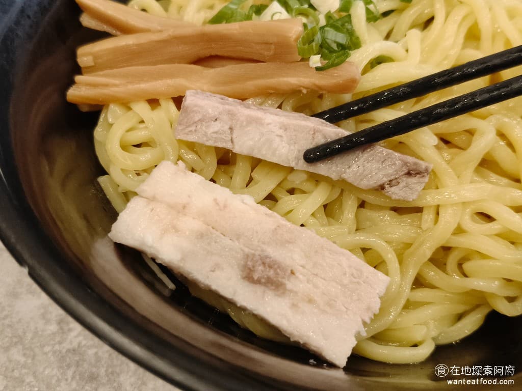 東京油組總本店 台北敦南組 台北敦南組菜單 台北敦南組價格 大安區美食 大安美食 忠孝敦化美食 上面的配料有叉燒肉、條筍、乾海苔絲和蔥花,如果覺得味道不夠,可以再搭配旁邊的洋蔥丁。 @在地老饕阿府
