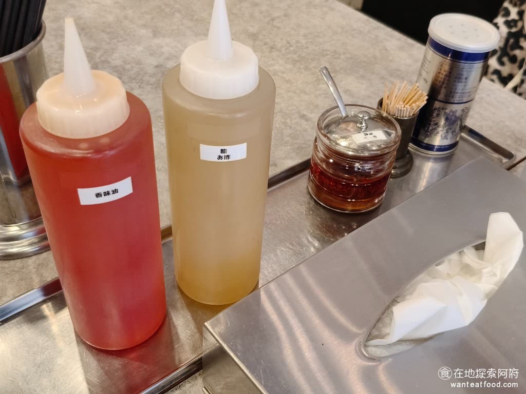 東京油組總本店 台北敦南組 台北敦南組菜單 台北敦南組價格 大安區美食 大安美食 忠孝敦化美食 桌上的醬料,有香味油、醋,還有黑胡椒粉。 @在地老饕阿府