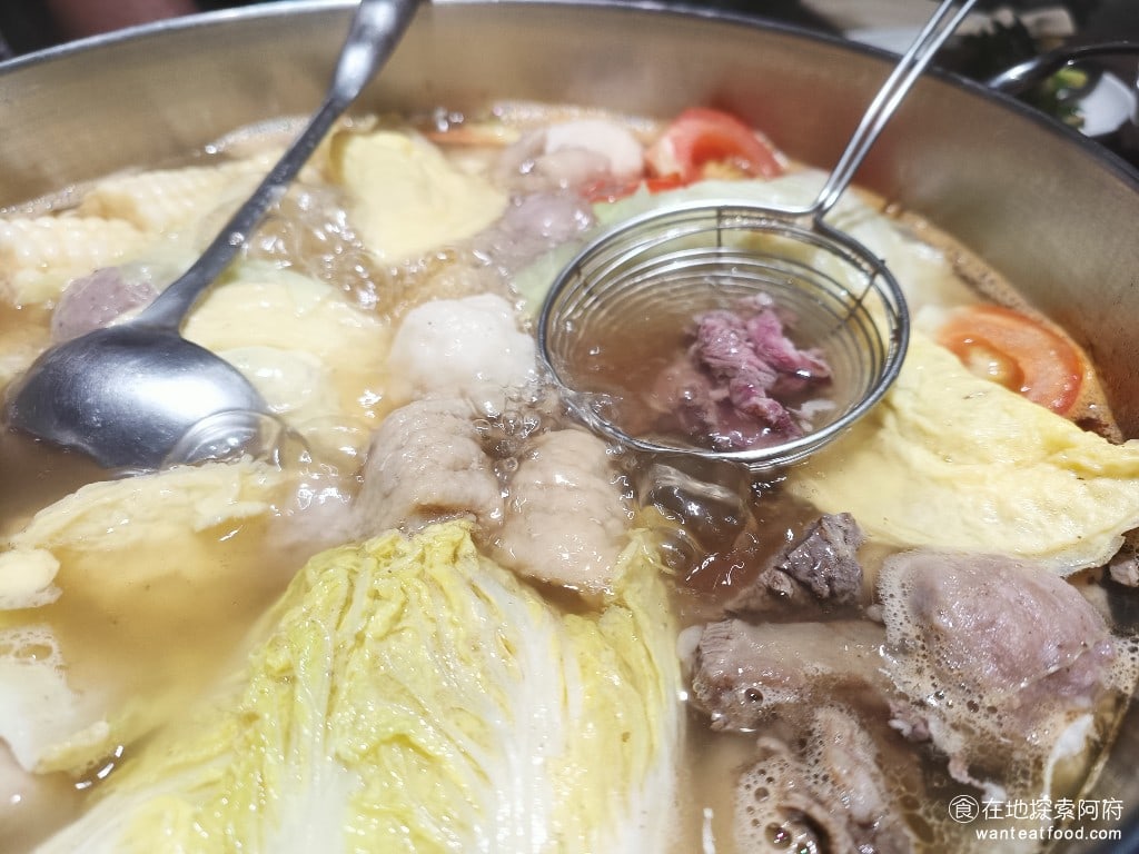 宣牛溫體牛肉火鍋復興店 宣牛溫體牛肉火鍋復興店菜單 宣牛溫體牛肉火鍋復興店價格 不同部位的牛肉,吃起來口感不一樣,但只要注意在煮的時候,不要煮過久,不然會馬上從軟變成硬。肉質吃起來都非常鮮嫩,確實和台南道地的牛肉火鍋味道非常接近。牛肉鍋的湯頭走的是清淡的路線,搭配著上等牛肉,吃的時候完全可以感受到牛肉原始的味道,但如果是重口味的人,就會覺得湯頭的味道太淡。 @在地老饕阿府