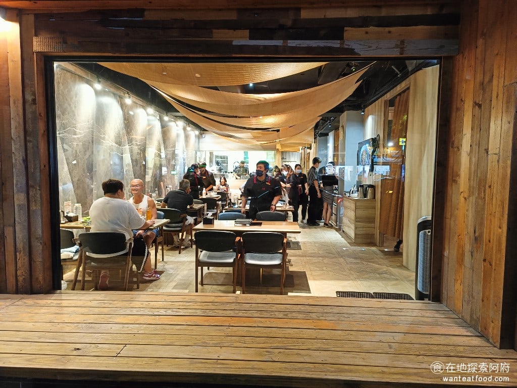 宣牛溫體牛肉火鍋復興店 宣牛溫體牛肉火鍋復興店菜單 宣牛溫體牛肉火鍋復興店價格 這間店開幕於 2021 年,是宣牛溫體牛肉火鍋的第一間店,後來在 2023 年,更在復興南路上國父紀念館旁邊開了第二間店,可見生意非常好。 @在地老饕阿府