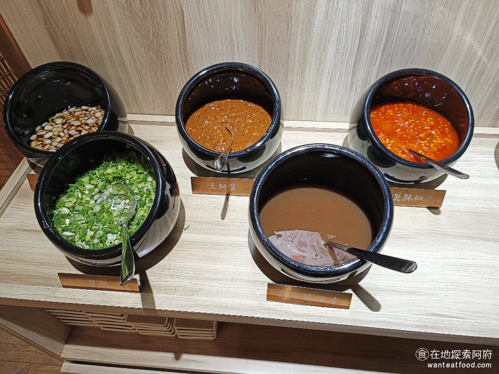 宣牛溫體牛肉火鍋復興店 宣牛溫體牛肉火鍋復興店菜單 宣牛溫體牛肉火鍋復興店價格 醬料有:醬油、洋蔥、蔥花、豆瓣醬、台南醬油膏、特製辣椒醬、薑絲醬和沙茶醬。 @在地老饕阿府