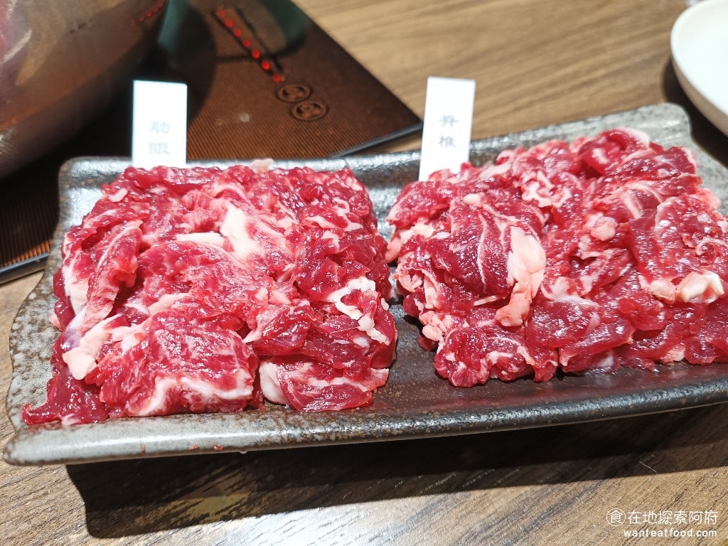 宣牛溫體牛肉火鍋復興店 宣牛溫體牛肉火鍋復興店菜單 宣牛溫體牛肉火鍋復興店價格 肋眼肉脊骨肉 宣牛最大的特色,就是堅持每日產地,直送的新鮮牛肉,是從台南當天現切,並搭乘高鐵北上送過來的。 @在地老饕阿府