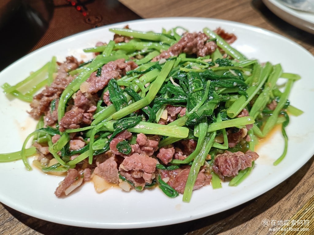 宣牛溫體牛肉火鍋復興店 宣牛溫體牛肉火鍋復興店菜單 宣牛溫體牛肉火鍋復興店價格 空心菜炒牛肉 這間店不只是吃火鍋,還有一個很棒的特色,就是有豐富的熱炒菜。 @在地老饕阿府