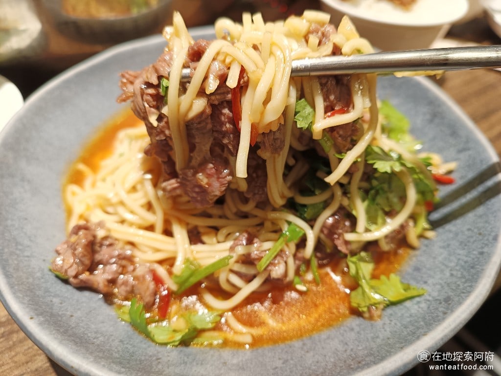 宣牛溫體牛肉火鍋復興店 宣牛溫體牛肉火鍋復興店菜單 宣牛溫體牛肉火鍋復興店價格 裡面拌了滿滿的蔥和蒜,還有芹菜,拌麵的醬汁是用台南醬油膏去炒的,所以吃起來微甜,整碗麵吃起來很清涼,所以非常順口。 @在地老饕阿府