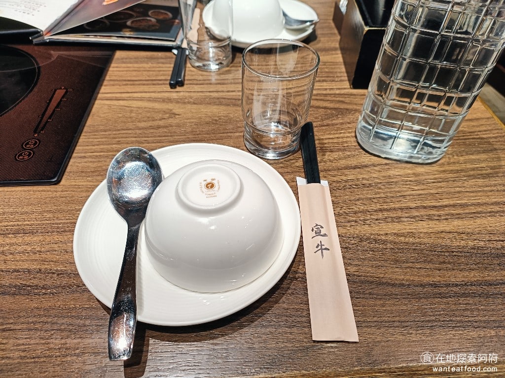 宣牛溫體牛肉火鍋復興店 宣牛溫體牛肉火鍋復興店菜單 宣牛溫體牛肉火鍋復興店價格 桌上的餐具 @在地老饕阿府