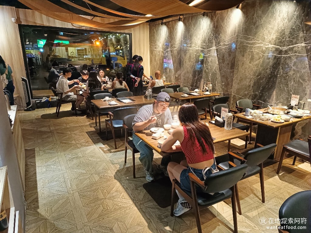 宣牛溫體牛肉火鍋復興店 宣牛溫體牛肉火鍋復興店菜單 宣牛溫體牛肉火鍋復興店價格 每張桌子的間距都非常寬敞,店內完全不會感覺到擁擠,而且桌子的麵積也非常大,坐起來很舒適。 @在地老饕阿府
