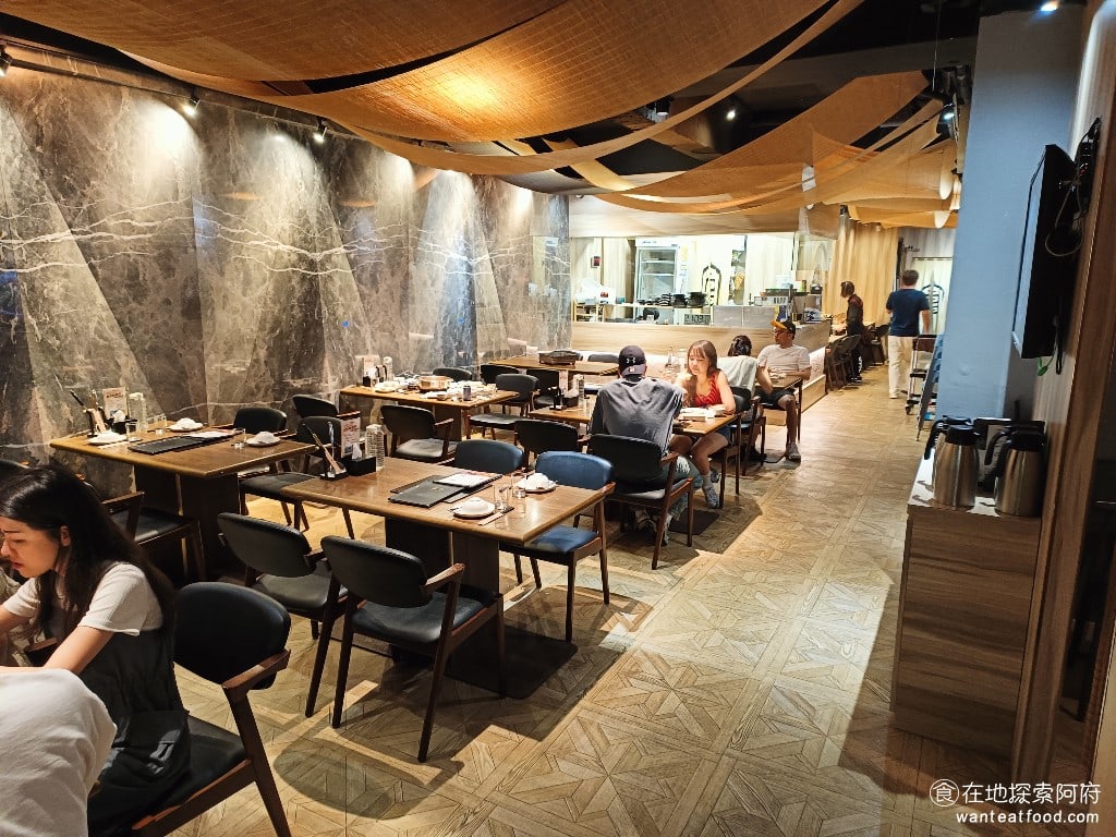 宣牛溫體牛肉火鍋復興店 宣牛溫體牛肉火鍋復興店菜單 宣牛溫體牛肉火鍋復興店價格 這間店座位並不多,因為生意非常好,所以建議要提早訂位。走進店內,可以感受到溫馨又有質感的用餐環境,空間規劃得相當寬敞舒適。 @在地老饕阿府