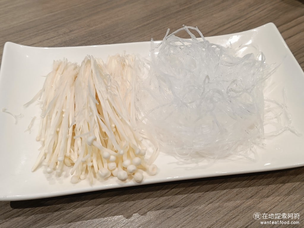 都一處 內湖店 內湖美食 中式料理 金針菇和冬粉,這是之後要加在酸菜白肉鍋裡面去煮的。 @在地老饕阿府