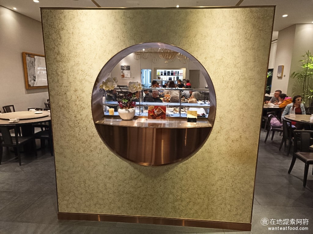 都一處 內湖店 內湖美食 中式料理 內湖店晚上來吃,因為科學園區的上班族都下班了,這一區人都很少,所以晚上來是不需要排隊的。旁邊也有一個停車場,走路1分鐘就到了,因此停車非常方便。 @在地老饕阿府