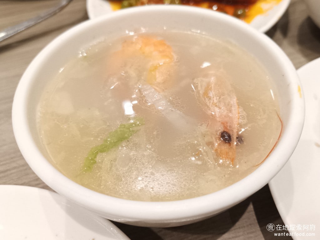 都一處 內湖店 內湖美食 中式料理 《都一處 內湖店》的酸菜白肉鍋的湯頭非常棒,和《圍爐》的酸菜白肉鍋比起來,我反而覺得《都一處 內湖店》的酸菜白肉鍋更好吃。 @在地老饕阿府