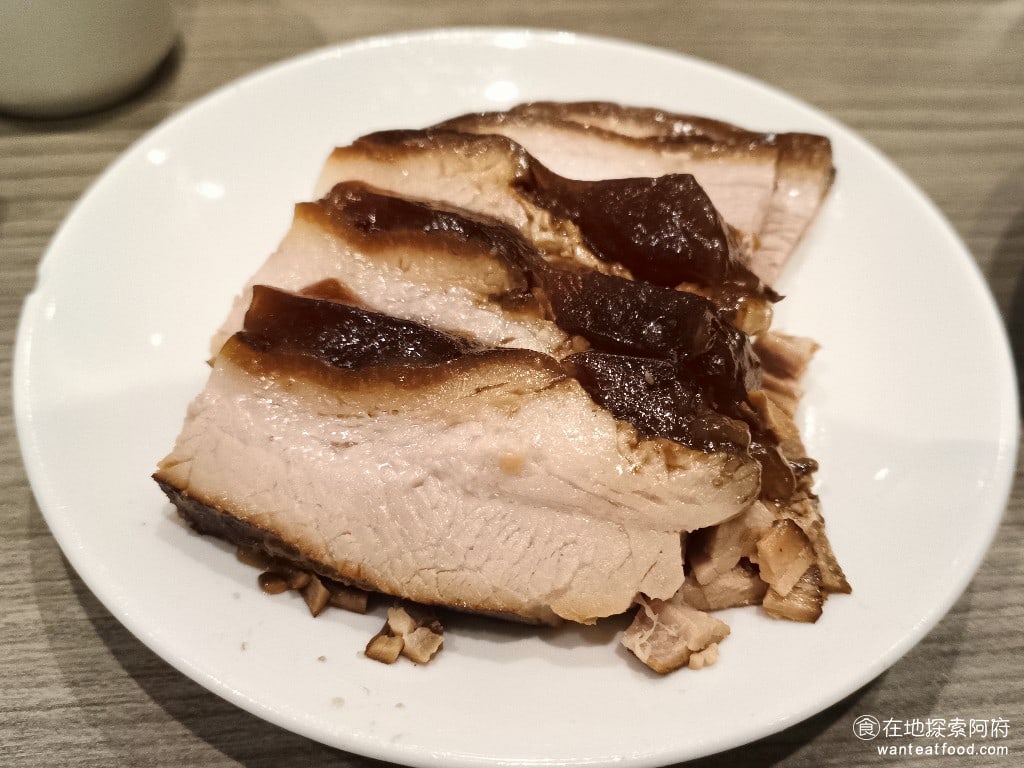 都一處 內湖店 內湖美食 中式料理 醬肉 肉質非常軟嫩,原本以為這肉片切得這麼厚,應該吃起來會很硬,但並不會,肉質很軟,還蠻令我驚訝的。確實很好吃,不愧是《都一處 內湖店》的招牌菜,來這裡非常推薦這一道。 @在地老饕阿府
