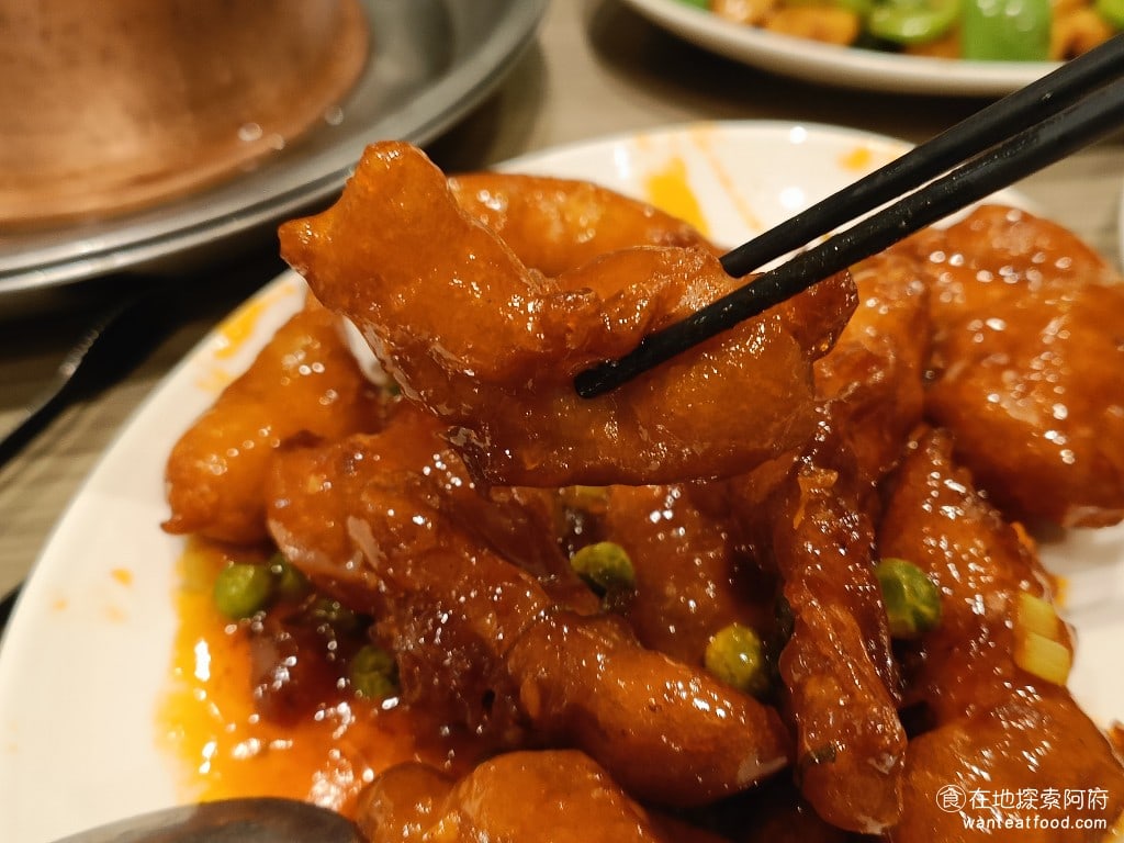 都一處 內湖店 內湖美食 中式料理 糖醋醬的味道非常足,酸味也很重,醋加的非常多。裡面的肌肉質地也非常軟嫩。如果有來《都一處 內湖店》,強烈推薦點這道菜。 @在地老饕阿府
