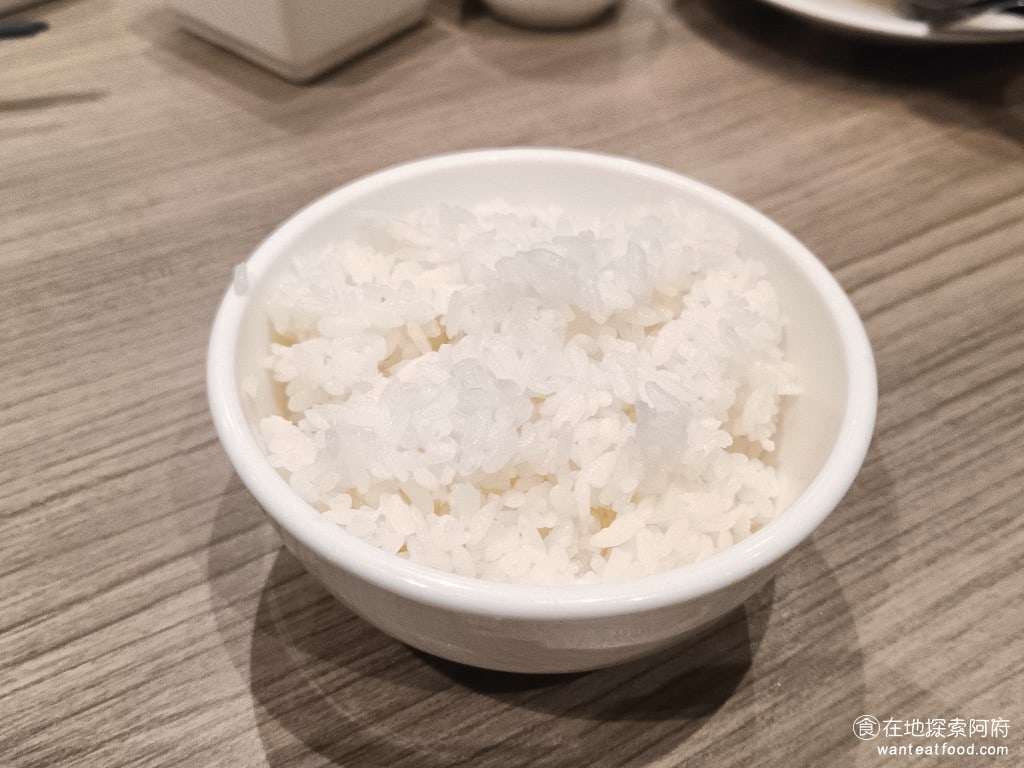 都一處 內湖店 內湖美食 中式料理 因為我們點了不少熱炒類的菜,所以就加點了幾碗白飯。 @在地老饕阿府