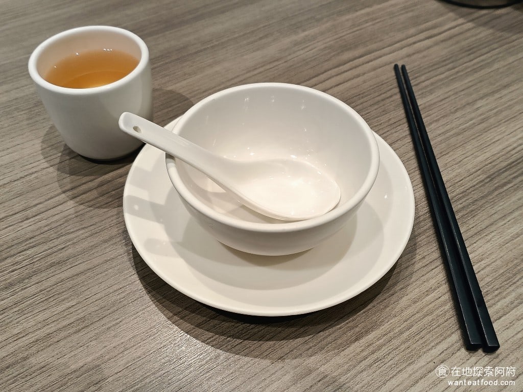 都一處 內湖店 內湖美食 中式料理 桌面非常乾淨,桌椅和餐具也都非常新。畢竟《都一處 內湖店》是幾年前才開的新店,所以給人的感覺不是老店,反而是高級的飯店。 @在地老饕阿府