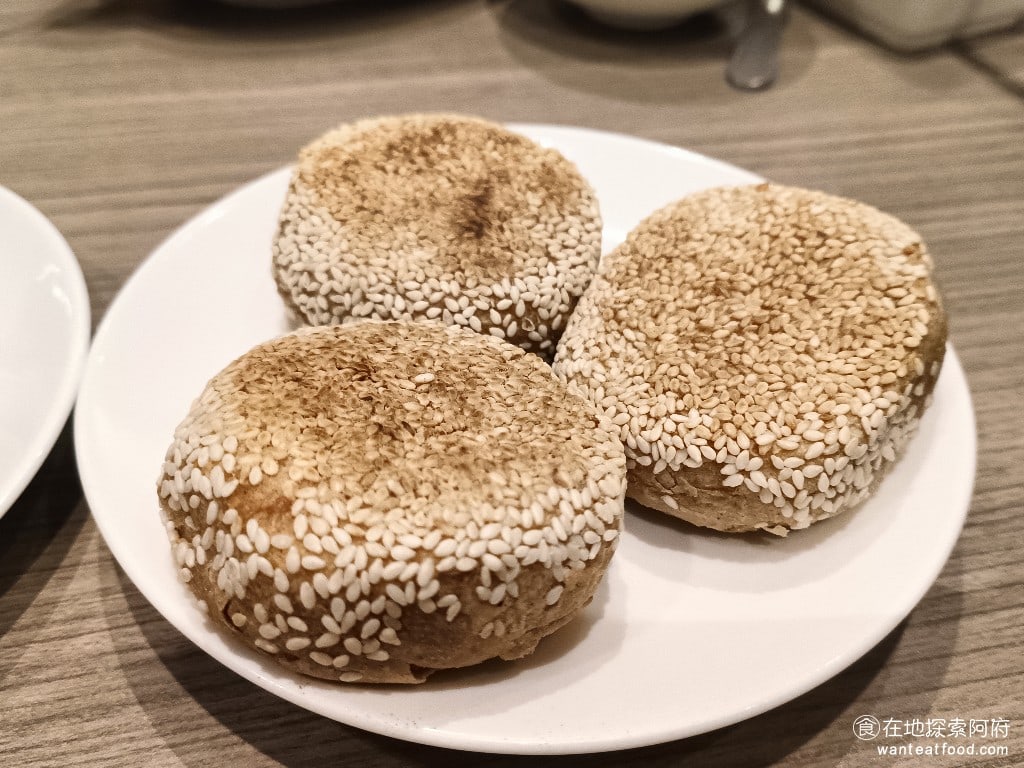 都一處 內湖店 內湖美食 中式料理 燒餅上面灑了非常多的芝麻,吃起來芝麻味很重。不過我個人覺得燒餅的餅皮太厚了,所以吃起來有一點乾。還好我們點了酸菜白肉鍋,這樣有湯可以搭配。 @在地老饕阿府