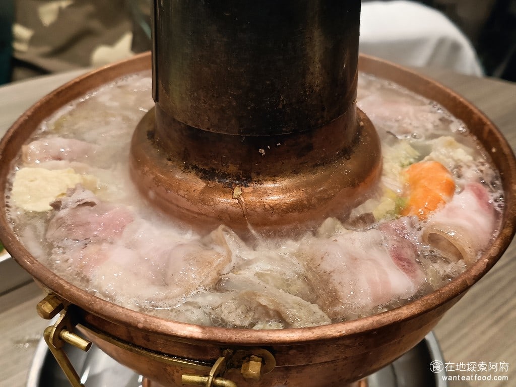 都一處 內湖店 內湖美食 中式料理 店員過來服務,幫你加入豬肉片加下去煮。 @在地老饕阿府