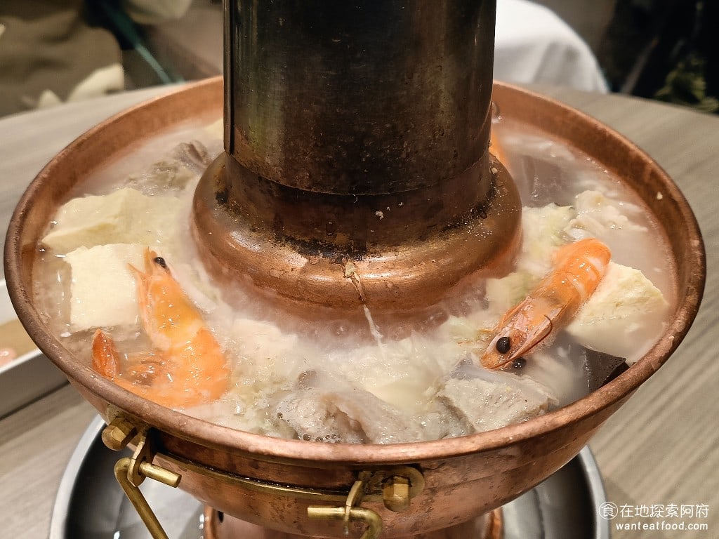 都一處 內湖店 內湖美食 中式料理 《都一處 內湖店》的酸菜白肉鍋味道比較酸,我們吃過許多間的酸菜白肉鍋,這間應該是裡面最酸的,所以口味偏重喜歡酸味的人會特別愛。 @在地老饕阿府