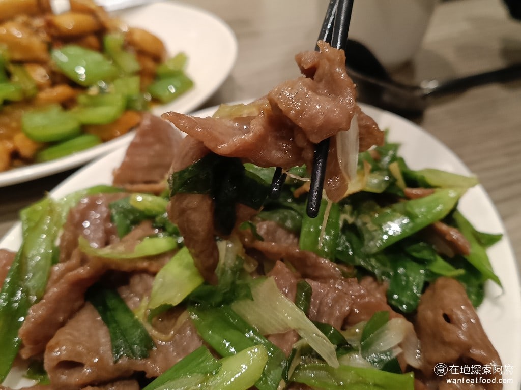 都一處 內湖店 內湖美食 中式料理 蔥爆牛肉的肉質吃起來還算軟嫩,不會特別硬;只是個人覺得味道不太夠,口味有一點淡。 @在地老饕阿府