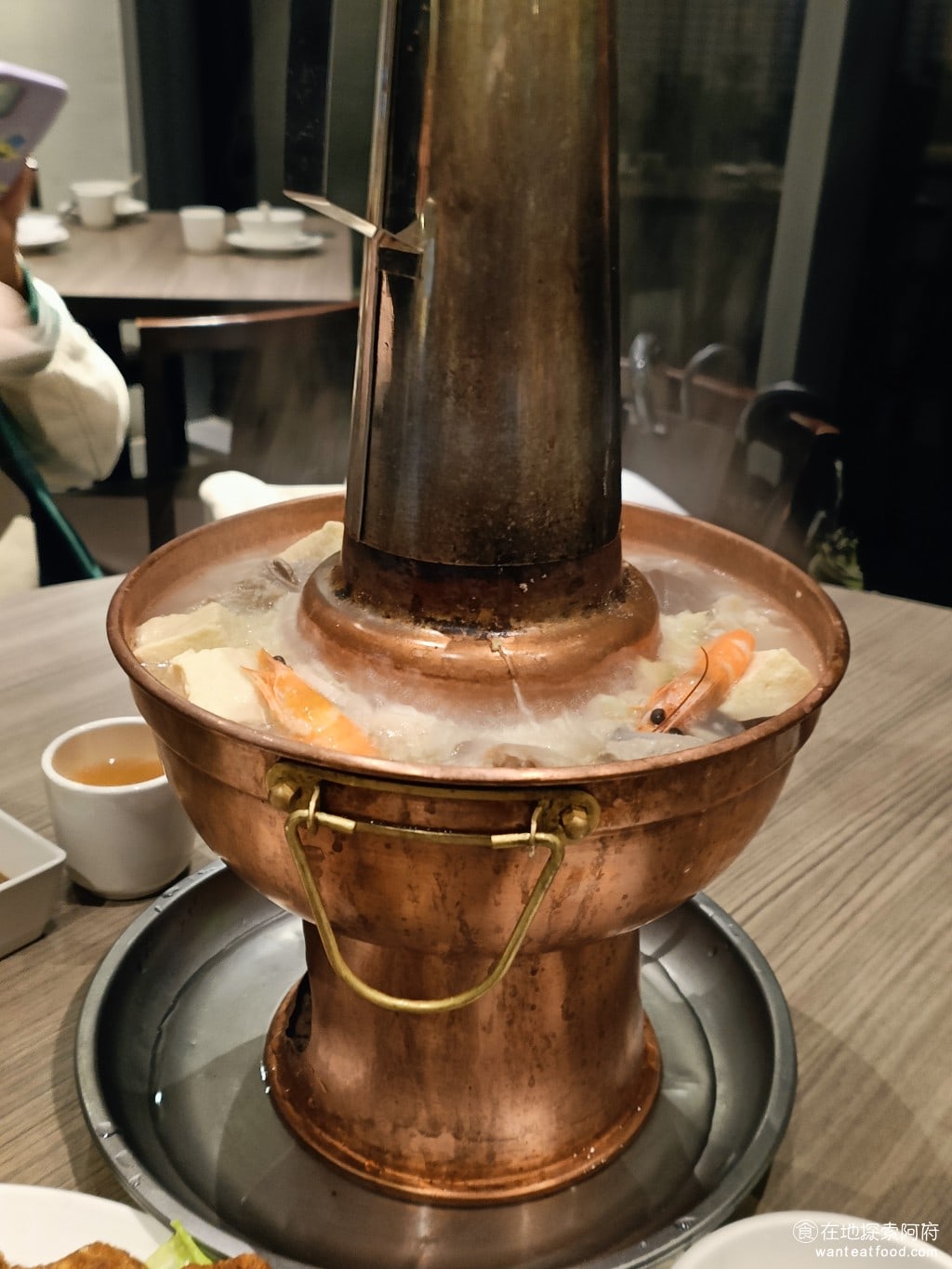 都一處 內湖店 內湖美食 中式料理 今天天氣比較冷,所以我們就點了招牌的酸菜白肉鍋。這是一份份量很多的大菜,如果你來這裡只是想吃炒菜的話,就建議不用點這道酸菜白肉鍋。 @在地老饕阿府