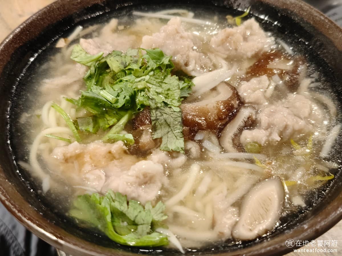 西門金鋒魯肉飯 西門金鋒魯肉飯菜單 西門金鋒魯肉飯推薦 萬華區美食 萬華美食 西門美食 肉羹麵 湯頭喝起來很清爽,不會太濃稠,肉羹份量給得多,麵條沒有煮得太爛,整體吃起來清爽,覺得味道不夠的人可以自己加點胡椒。 @在地老饕阿府