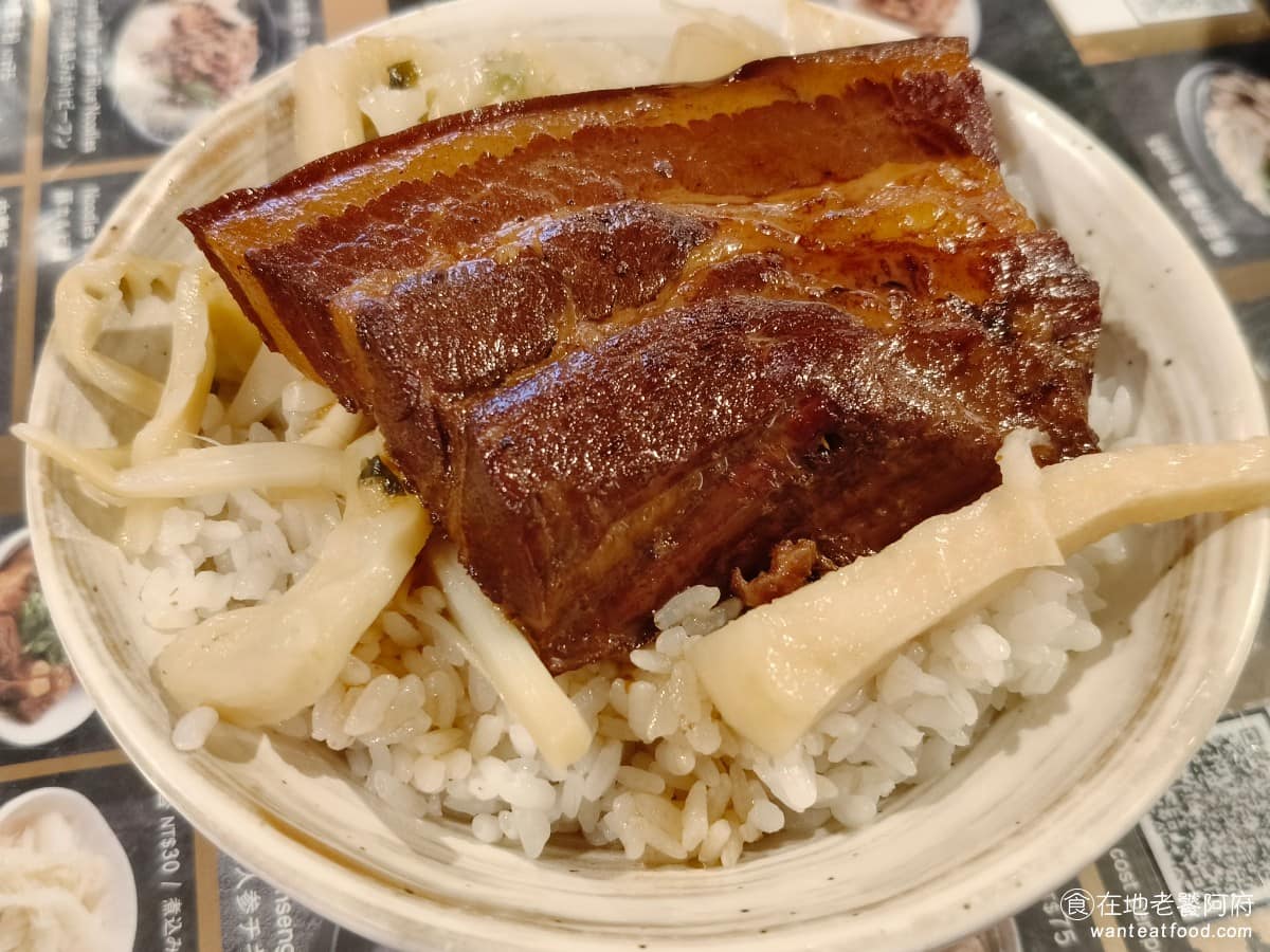 西門金鋒魯肉飯 西門金鋒魯肉飯菜單 西門金鋒魯肉飯推薦 萬華區美食 萬華美食 西門美食 控肉飯 尺寸給得非常大塊,厚度也夠吃起來滷得很入味,不過肉質比想像中硬一點,沒有到入口即化的軟嫩程度。配菜通常是菜脯跟滷筍絲。 @在地老饕阿府