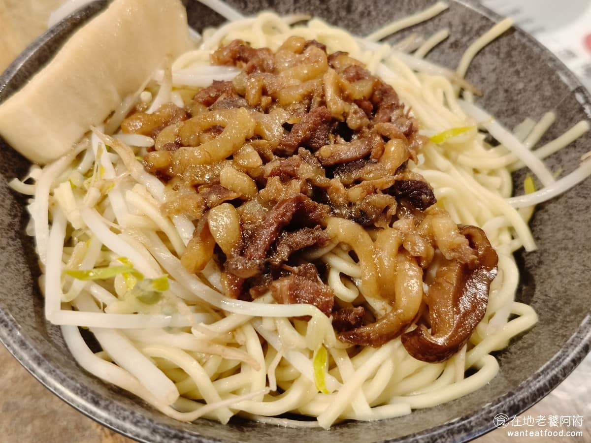 西門金鋒魯肉飯 西門金鋒魯肉飯菜單 西門金鋒魯肉飯推薦 萬華區美食 萬華美食 西門美食 乾麵小 這是所有餐點裡面最好吃的一道,上面加了滿滿的肉燥,底部醬汁很多,攪拌起來肉燥比例比肉燥飯還多,所以味道是全部餐點裡最鹹的,喜歡重口味的人推薦點這個。 @在地老饕阿府